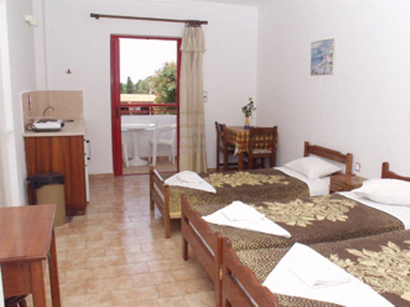 Sandys Studios Apartments And Log Villas Psalidi  Exterior photo
